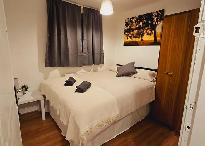 4 Bedroom Sleeps 11 Walk To Etihad